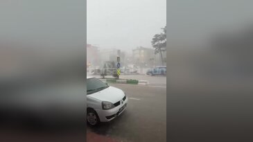 Bursa'da hava birden değişti! Dolu ve fırtına ağaçları yerinden söktü...