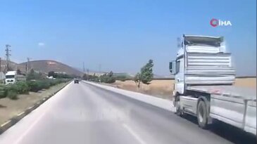 Fırtınanın, tırda taşınan konteyneri uçurduğu anlar kamerada