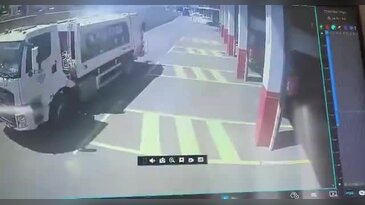 Yanan çöp aracını itfaiyeye götürdü! O anlar güvenlik kamerasında...
