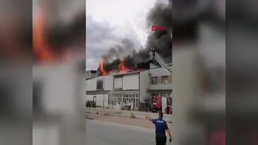 Yatak fabrikasında çıkan yangından acı haber! 1 şehit var...