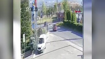 Kayseri'de tramvay ile kamyonun çarpıştığı anlar kamerada: 5 kişi yaralandı
