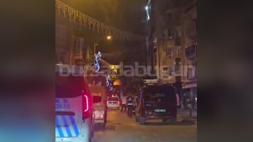 Bursa'da gece vakti zabıta ekiplerinden kaldırım işgali operasyonu! Tek tek toplandı...