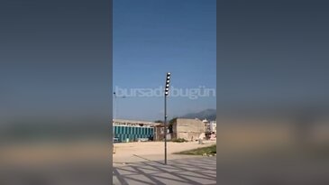 Bursa'da gündüz vakti yanan sokak lambası isyan ettirdi! "Faturası vatandaşın cebinden çıkıyor"