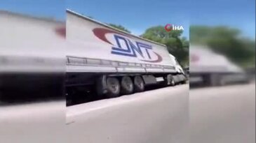 Karacabey'de ön lastiği patlayan tır refüje girdi