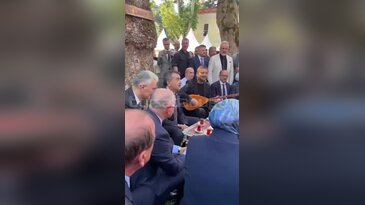 Bakan Tekin Bursa'da çay içti, türkülere eşlik etti