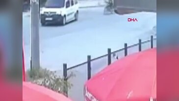 Bursa'da motosikletle hafif ticari araç çarpıştı! 1 yaralı var...