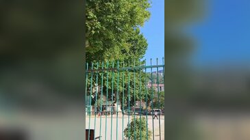 Bursa'da okulu koruyan korkuluklar öğrencileri korkutuyor: Çelişkili manzara