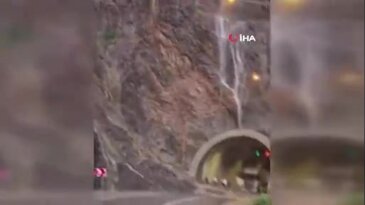 Sel ve heyelan iki ilimizi birbirine bağlayan yolu kapattı! Ekipler olay yerinde...