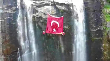 Bursa JAK ekiplerinden anlamlı etkinlik! Şanlı bayrağımız bu kez şelalede dalgalandı...