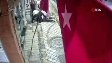 Dört kişi tarafından feci şekilde darbedildi! O anlar kamerada...