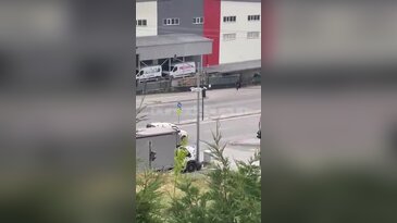 Bursa'da kontrolden çıkan kamyonet, çarparak durabildi