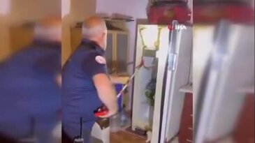 Buzdolabının içerisine giren yılanı itfaiye ekipleri tarafından çıkarıldı