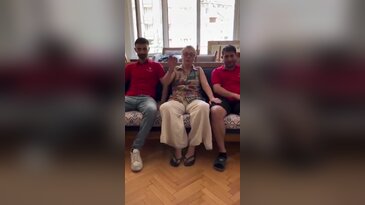 Evini taşıyan nakliyecilerle video çekti, görüntü tartışma yarattı