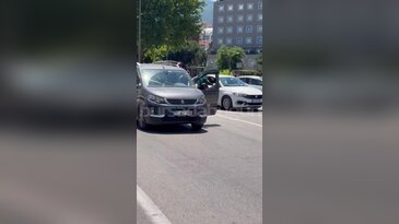 Bursa'da trafik ortasında gergin anlar! 4 kişi bir araca saldırdı...