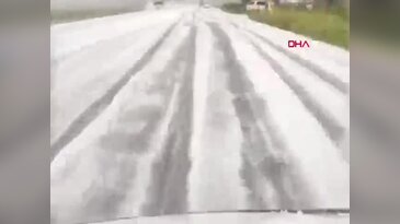 Haziran ayında dolu yağışı yolları beyaza bürüdü! Kameralar o anları kaydetti...