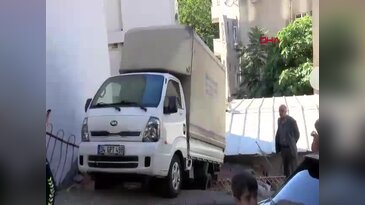 Yokuştan kayan kamyonet gecekondunun çatısına düştü! Kameralar kaydetti...