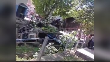 Bursa'da dev iş makinesi dereye uçtu! Köprüde çökme yaşandı