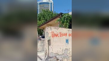 Bursa'da AVM'nin gölgesinde kalan yapı!