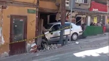 Bursa'da freni boşalan otomobil eve girdi