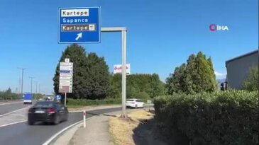 Panelvan araç yön tabelasına çarptı! Ölü ve yaralı var...