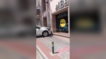 Bursa'da korkutan kaza! Banka duvarına çarparak durdu...