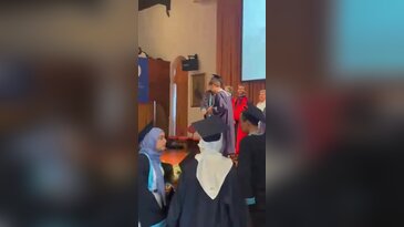 Mezuniyet töreninde olay görüntü! Akademisyenle fotoğraf çektirmeyi reddedince ortalık fena karıştı