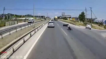Bursa-Yalova yolunda yürekler ağza geldi! Motosiklet sürücüsü saniyelerle kurtuldu