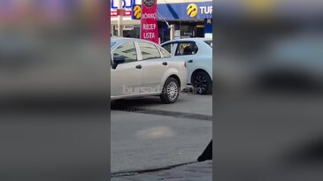 Bursa'da kaldırımlar araçlara teslim oldu