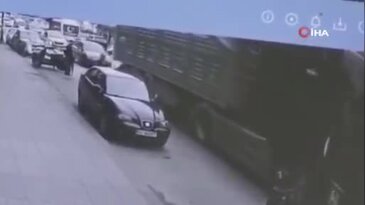 Korkunç kazanın görüntüleri ortaya çıktı! Tırın altında kalan yaşlı adam can verdi...