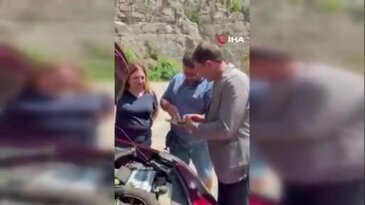 Bursa'dan gelen ailenin aracı yolda kaldı, belediye başkanı motorun başına geçti!