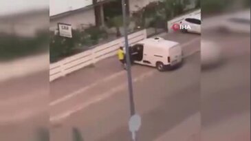 Kaçmasına izin vermeyince başına gelmeyen kalmadı! Otomobil ile kapı arasında sıkıştı