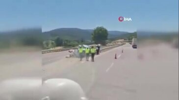 Orta refüje saplanan iki araç bariyerlerin arasında sıkıştı