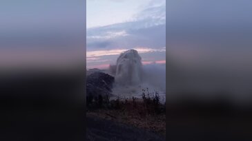 Bursa'da ana su hattı patladı! Dev su fıskiyesi metrelerce yükseldi...