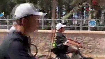 Bursa'da çocuklardan yürek ısıtan hareket! Şehitliği temizleyip, güllerle donattılar...