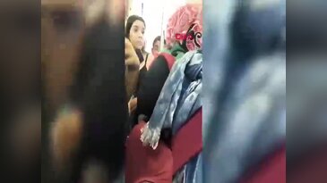 Tramvayda "Çocuklar oturmasın" kavgası! Bağırıp sırt çantası fırlattı...