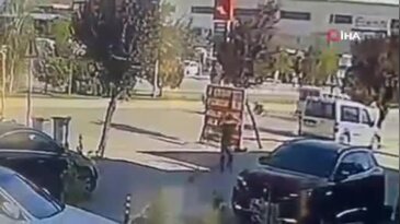 Bursa'da motosiklet hafif ticari araca arkadan çarptı!