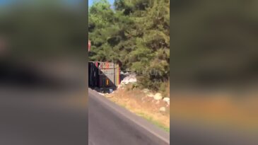 Bursa'da seyir halindeki tır devrildi! Kaza ucuz atlatıldı...
