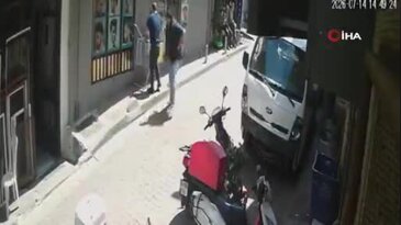 Saç tıraşını beğenmediği berberi bıçakladı! Kameralar kaydetti...
