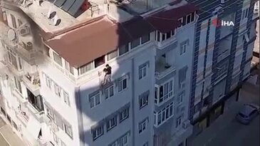 Yangında yürekleri ağza getiren anlar! Alevlerden kaçarken ölümle burun buruna geldiler...