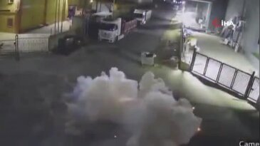 Fabrikayı kundaklamak istedi, elinde patladı! O anlar kamerada...