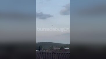 Bursa'da havada panik anları! Paraşütle atlayan iki kişi zeytin tarlasına düştü...