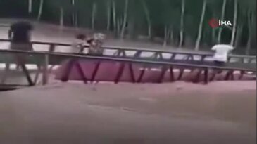 Nehir üzerindeki köprü çöktü, 4 kişi nehre düştü