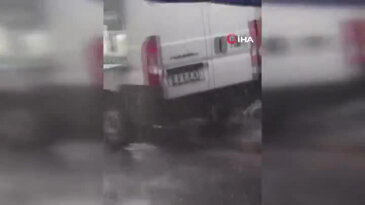 Karacabey'de şiddetli yağmur yolları göle çevirdi