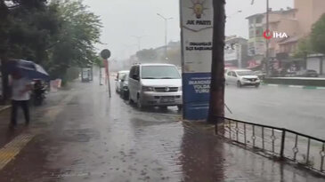 Bursa'da yollar göle döndü, vatandaşlar zor anlar yaşadı