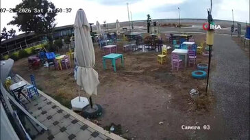 Fırtına sahili süpürdü, kafenin masaları yer değiştirdi