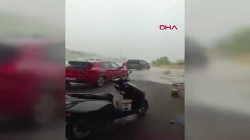 Sağanağa yakalanan motokuryeler köprü altına sığındı