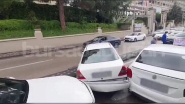 Bursa'daki ünlü otelin önünde zincirleme kaza!