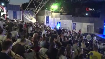 Poizi Bursa'da festival coşkusunu zirveye taşıdı! Binlerce hayranı şarkılara eşlik etti