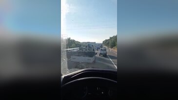 Bursa'da otoyolda korkutan kaza! Tır bariyerlere saplandı