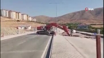Yol çalışması sırasında 2 işçi toprak altında kaldı!